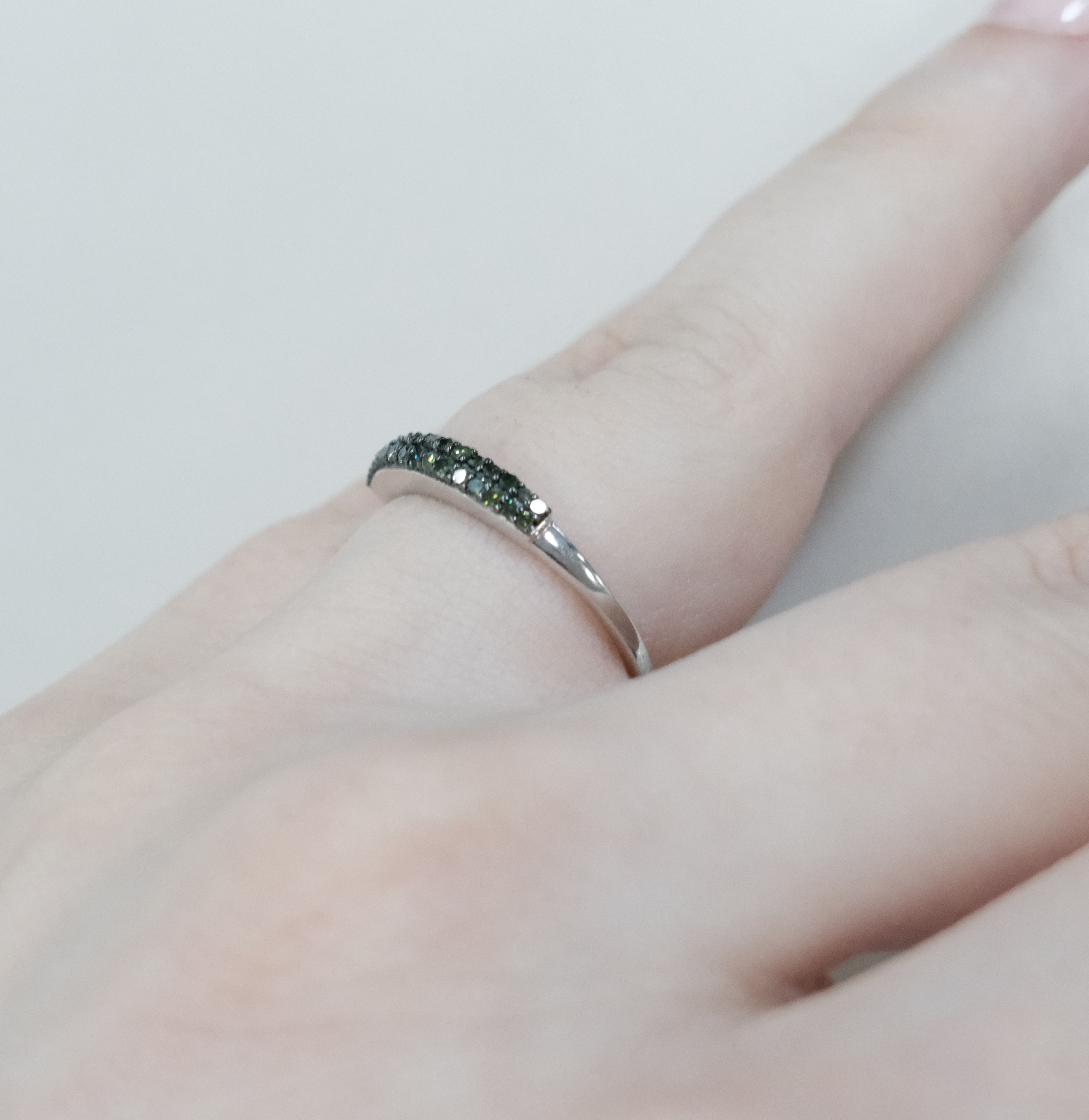 Серебряное кольцо с зелеными бриллиантами